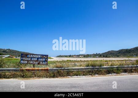 SKIATHOS, GRIECHENLAND - 13. AUGUST 2019. Warnschild am Landeplatz des Skiathos Airport, Skiathos Town, Griechenland, 13. August 2019. Stockfoto