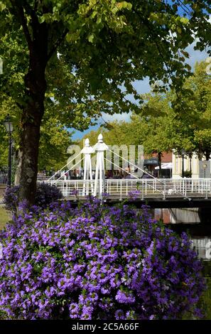 papenburg, niedersachsen - 01. september 2012: Blumen und Bäume am Hauptkanal im Stadtzentrum Stockfoto