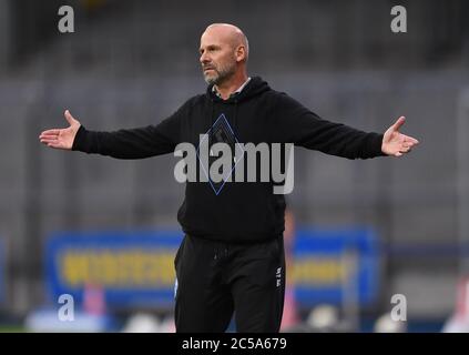 Braunschweig, Deutschland. 1. Juli 2020. Frustriert mit Trainer Bernhard Trares (Mannheim). GES/Fußball/3. Liga: Eintracht Braunschweig (Braunschweig) - SV Waldhof Mannheim 01.07.2020 Fußball/Fußball: 3. Liga: Braunschweig vs Mannheim, Braunschweig, 1. Juli 2020 Quelle: dpa/Alamy Live News Stockfoto