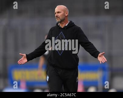 Braunschweig, Deutschland. 1. Juli 2020. Frustriert mit Trainer Bernhard Trares (Mannheim). GES/Fußball/3. Liga: Eintracht Braunschweig (Braunschweig) - SV Waldhof Mannheim 01.07.2020 Fußball/Fußball: 3. Liga: Braunschweig vs Mannheim, Braunschweig, 1. Juli 2020 Quelle: dpa/Alamy Live News Stockfoto