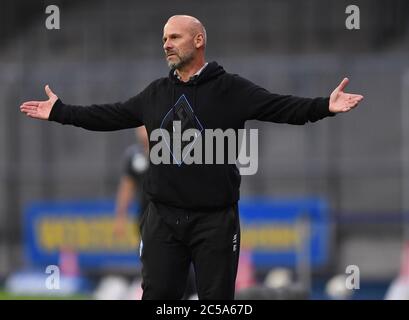 Braunschweig, Deutschland. 1. Juli 2020. Frustriert mit Trainer Bernhard Trares (Mannheim). GES/Fußball/3. Liga: Eintracht Braunschweig (Braunschweig) - SV Waldhof Mannheim 01.07.2020 Fußball/Fußball: 3. Liga: Braunschweig vs Mannheim, Braunschweig, 1. Juli 2020 Quelle: dpa/Alamy Live News Stockfoto