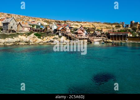 MELLIEHA, MALTA - 15. Feb 2017: Popeye Village, bunte Holzhütten und Hütten, die als Filmset für Popeye Film in Anchor Bay, Malta, verwendet wurden, jetzt amusemen Stockfoto