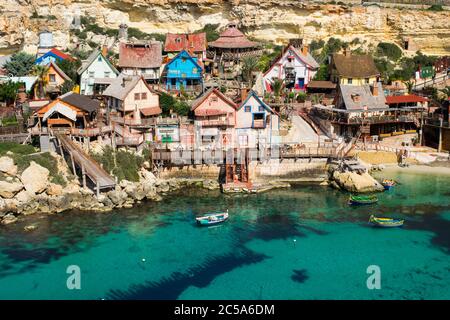 MELLIEHA, MALTA - 15. Feb 2017: Popeye Village, bunte Holzhütten und Hütten, die als Filmset für Popeye Film in Anchor Bay, Malta, verwendet wurden, jetzt amusemen Stockfoto