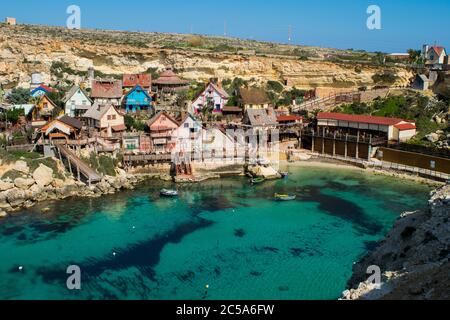 MELLIEHA, MALTA - 15. Feb 2017: Popeye Village, bunte Holzhütten und Hütten, die als Filmset für Popeye Film in Anchor Bay, Malta, verwendet wurden, jetzt amusemen Stockfoto