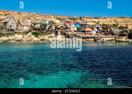 MELLIEHA, MALTA - 15. Feb 2017: Popeye Village, bunte Holzhütten und Hütten, die als Filmset für Popeye Film in Anchor Bay, Malta, verwendet wurden, jetzt amusemen Stockfoto