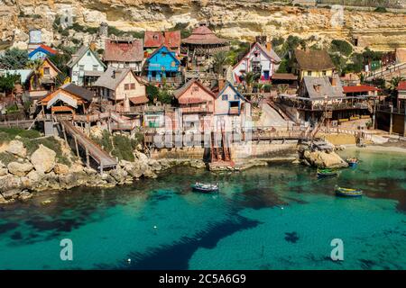 MELLIEHA, MALTA - 15. Feb 2017: Popeye Village, bunte Holzhütten und Hütten, die als Filmset für Popeye Film in Anchor Bay, Malta, verwendet wurden, jetzt amusemen Stockfoto