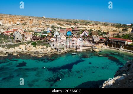 MELLIEHA, MALTA - 15. Feb 2017: Popeye Village, bunte Holzhütten und Hütten, die als Filmset für Popeye Film in Anchor Bay, Malta, verwendet wurden, jetzt amusemen Stockfoto