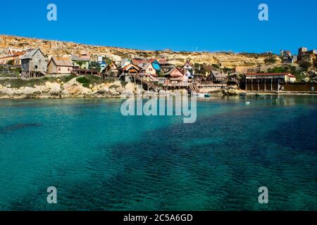 MELLIEHA, MALTA - 15. Feb 2017: Popeye Village, bunte Holzhütten und Hütten, die als Filmset für Popeye Film in Anchor Bay, Malta, verwendet wurden, jetzt amusemen Stockfoto