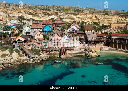 MELLIEHA, MALTA - 15. Feb 2017: Popeye Village, bunte Holzhütten und Hütten, die als Filmset für Popeye Film in Anchor Bay, Malta, verwendet wurden, jetzt amusemen Stockfoto