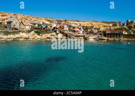 MELLIEHA, MALTA - 15. Feb 2017: Popeye Village, bunte Holzhütten und Hütten, die als Filmset für Popeye Film in Anchor Bay, Malta, verwendet wurden, jetzt amusemen Stockfoto