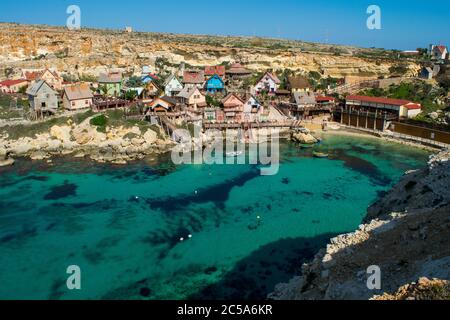 MELLIEHA, MALTA - 15. Feb 2017: Popeye Village, bunte Holzhütten und Hütten, die als Filmset für Popeye Film in Anchor Bay, Malta, verwendet wurden, jetzt amusemen Stockfoto