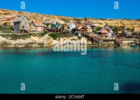 MELLIEHA, MALTA - 15. Feb 2017: Popeye Village, bunte Holzhütten und Hütten, die als Filmset für Popeye Film in Anchor Bay, Malta, verwendet wurden, jetzt amusemen Stockfoto