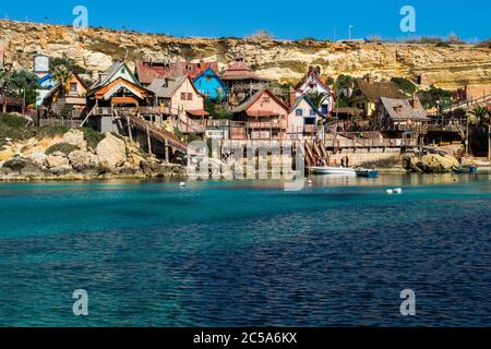 MELLIEHA, MALTA - 15. Feb 2017: Popeye Village, bunte Holzhütten und Hütten, die als Filmset für Popeye Film in Anchor Bay, Malta, verwendet wurden, jetzt amusemen Stockfoto