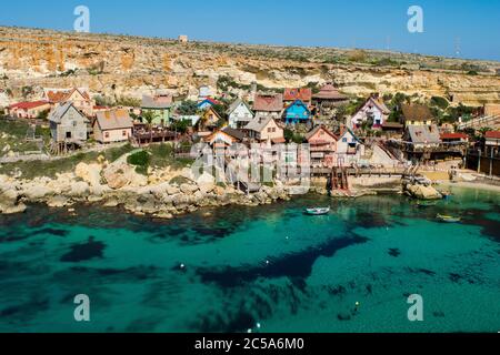 MELLIEHA, MALTA - 15. Feb 2017: Popeye Village, bunte Holzhütten und Hütten, die als Filmset für Popeye Film in Anchor Bay, Malta, verwendet wurden, jetzt amusemen Stockfoto