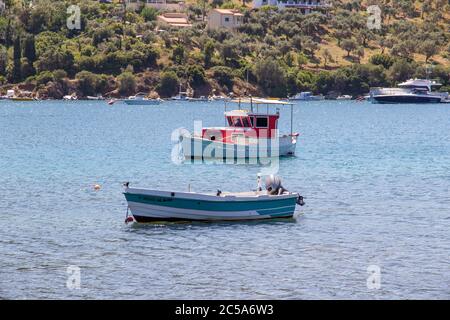 SKIATHOS, GRIECHENLAND - 13. AUGUST 2019. Küste von Skiathos Stadt. Griechenland, Den 13. August 2019. Stockfoto