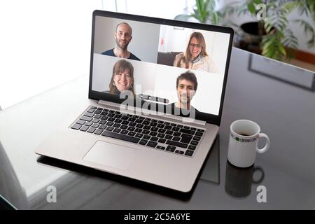 Laptop mit Videokonferenz im Bildschirm. Eine Gruppe ein junger Mensch mit einem Videoanruf über das Internet. Stockfoto