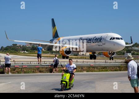 SKIATHOS, GRIECHENLAND - 13. AUGUST 2019. Flugzeug am Flughafen Skiathos, Skiathos Stadt, Griechenland, 13. August 2019. Stockfoto