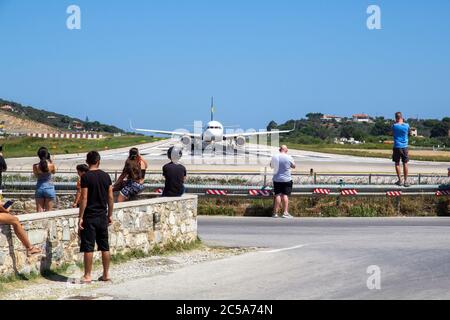 SKIATHOS, GRIECHENLAND - 13. AUGUST 2019. Flugzeug am Flughafen Skiathos, Skiathos Stadt, Griechenland, 13. August 2019. Stockfoto