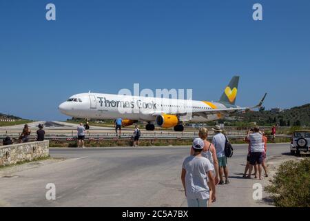 SKIATHOS, GRIECHENLAND - 13. AUGUST 2019. Flugzeug am Flughafen Skiathos, Skiathos Stadt, Griechenland, 13. August 2019. Stockfoto