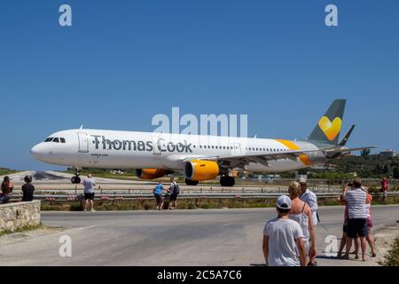 SKIATHOS, GRIECHENLAND - 13. AUGUST 2019. Flugzeug am Flughafen Skiathos, Skiathos Stadt, Griechenland, 13. August 2019. Stockfoto