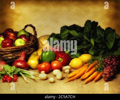 Frische Produkte auf Sackleinen Stillleben mit warmen Seitenlicht. Eine Auswahl an Obst und Gemüse. Mit Kopierplatz. Stockfoto