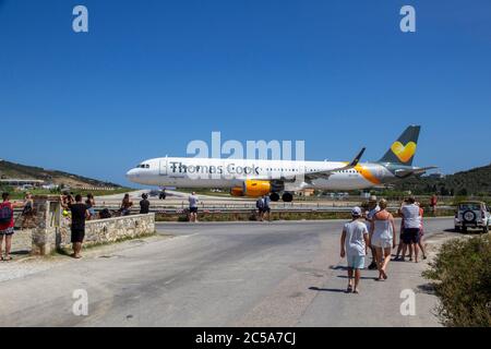 SKIATHOS, GRIECHENLAND - 13. AUGUST 2019. Flugzeug am Flughafen Skiathos, Skiathos Stadt, Griechenland, 13. August 2019. Stockfoto