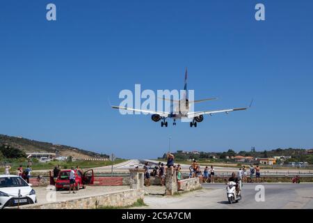 SKIATHOS, GRIECHENLAND - 13. AUGUST 2019. Flugzeug landet am Flughafen Skiathos, Skiathos Stadt, Griechenland, 13. August 2019. Stockfoto