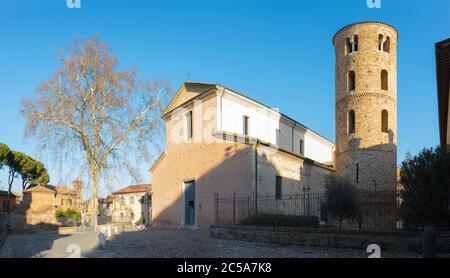 Ravenna - die Kirche Chiesa di Santa Maria Maggiore mit der Kapelle Mausoleo di Galla Palcidia im Hintergrund. Stockfoto