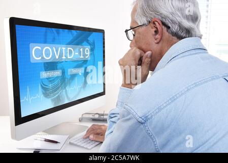 Covid-19-Tests. Besorgt Senior man sucht im Internet nach einer Testeinrichtung und Informationen. Stockfoto