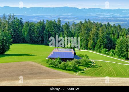 Haus auf dem Land mit einer großen Anzahl von Solarzellen auf dem Dach Stockfoto