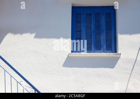 SKIATHOS, GRIECHENLAND - 13. AUGUST 2019. Traditionelles Haus, Skiathos Stadt, Griechenland, 13. August 2019. Stockfoto