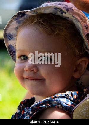 Happy Kleinkind draußen im Sommer, Großbritannien Stockfoto