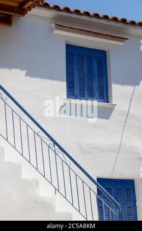 SKIATHOS, GRIECHENLAND - 13. AUGUST 2019. Traditionelles Haus, Skiathos Stadt, Griechenland, 13. August 2019. Stockfoto