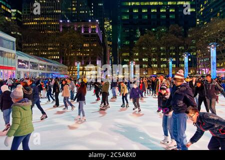 Eine große Anzahl von Menschen Schlittschuhlaufen auf der Winterdorf Eisbahn im Bryant Park, Manhattan, New York City, USA Stockfoto