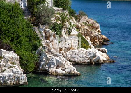 SKIATHOS, GRIECHENLAND - 13. AUGUST 2019. Küste von Skiathos Stadt. Griechenland, Den 13. August 2019. Stockfoto