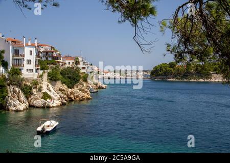 SKIATHOS, GRIECHENLAND - 13. AUGUST 2019. Küste von Skiathos Stadt. Griechenland, Den 13. August 2019. Stockfoto