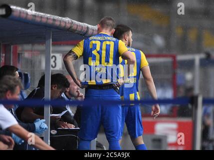 Marvin Pourie (Braunschweig) schlüpft in sein Trikot. GES/Fußball/3. Liga: Eintracht Braunschweig (Braunschweig) - SV Waldhof Mannheim 01.07.2020 Fußball/Fußball: 3. Liga: Braunschweig vs Mannheim, Braunschweig, 1. Juli 2020 Verwendung weltweit Stockfoto