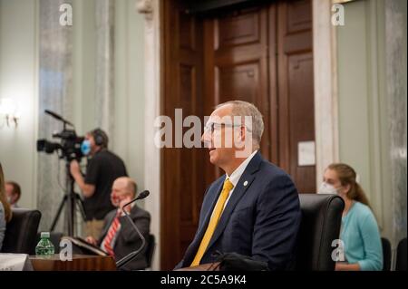 Greg Sankey, Kommissar, Southeastern Conference bezeugt vor einer Anhörung des Senats für Handel, Wissenschaft und Transport mit dem Titel "Untersuchung eines Ausgleichs-Rahmens für interkollegiate Athleten" im Russel Senate Office Building auf dem Capitol Hill in Washington, DC., Mittwoch, 1. Juli 2020. Kredit: Rod Lampey/CNP Verwendung weltweit Stockfoto