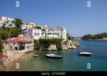 SKIATHOS, GRIECHENLAND - 13. AUGUST 2019. Küste von Skiathos Stadt. Griechenland, Den 13. August 2019. Stockfoto