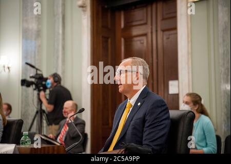 Greg Sankey, Kommissar, Southeastern Conference bezeugt vor einer Anhörung des Senats für Handel, Wissenschaft und Transport mit dem Titel "Untersuchung eines Ausgleichs-Rahmens für interkollegiate Athleten" im Russel Senate Office Building auf dem Capitol Hill in Washington, DC., Mittwoch, 1. Juli 2020. Kredit: Rod Lampey/CNP Verwendung weltweit Stockfoto