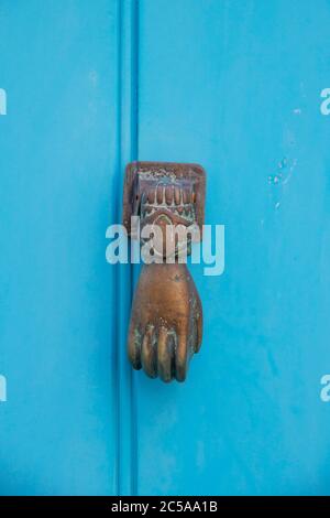 SKIATHOS, GRIECHENLAND - 13. AUGUST 2019. Messing Klopfer auf traditionellen Haus, Skiathos Stadt, Stockfoto