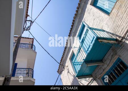 SKIATHOS, GRIECHENLAND - 13. AUGUST 2019. Blick auf Balkon auf traditionelles Haus, Skiathos Stadt, Griechenland, 13. August 2019. Stockfoto