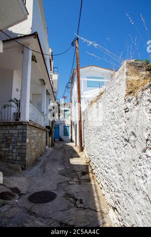 SKIATHOS, GRIECHENLAND - 13. AUGUST 2019. Straßen und Gassen, Skiathos Town, Griechenland, 13. August 2019. Stockfoto