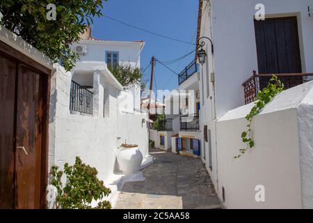 SKIATHOS, GRIECHENLAND - 13. AUGUST 2019. Straßen und Gassen, Skiathos Town, Griechenland, 13. August 2019. Stockfoto