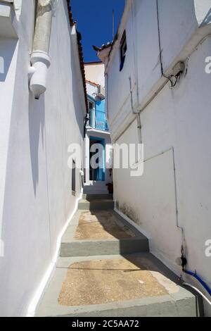 SKIATHOS, GRIECHENLAND - 13. AUGUST 2019. Straßen und Gassen, Skiathos Town, Griechenland, 13. August 2019. Stockfoto