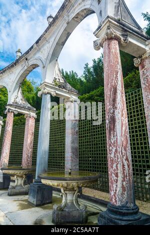 Versailles, Frankreich - 27. August 2019 : der Hain der Kolonnade und seine Statue im Schloss von Versailles Gärten. Stockfoto