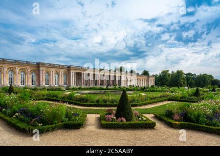 Versailles, Frankreich - 27. August 2019 : schöner Panoramablick auf den gepflasterten Innenhof und die geschützte Kolonnade, die die beiden Flügel des Th verbindet Stockfoto