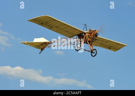 Mlada Boleslav, Tschechische Republik. Juli 2020. Eine Nachbildung der Vlacher Flugzeuge, die ursprünglich von einem tschechischen fliegenden Enthusiasten Metodej Vlach im Jahr 1912 gebaut wurden, fliegen über den Flughafen Mlada Boleslav in der Tschechischen Republik. Quelle: Slavek Ruta/ZUMA Wire/Alamy Live News Stockfoto