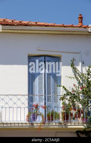 SKIATHOS, GRIECHENLAND - 13. AUGUST 2019. Blick auf Balkon auf traditionelles Haus, Skiathos Stadt, Griechenland, 13. August 2019. Stockfoto