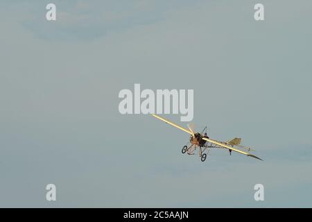 Mlada Boleslav, Tschechische Republik. Juli 2020. Eine Nachbildung der Vlacher Flugzeuge, die ursprünglich von einem tschechischen fliegenden Enthusiasten Metodej Vlach im Jahr 1912 gebaut wurden, fliegen über den Flughafen Mlada Boleslav in der Tschechischen Republik. Quelle: Slavek Ruta/ZUMA Wire/Alamy Live News Stockfoto